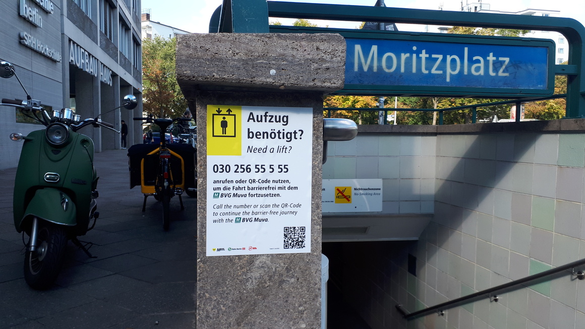Foto Aushang mit Infos zum neuen Angebot am Abgang zur U-Bahn am Moritzplatz