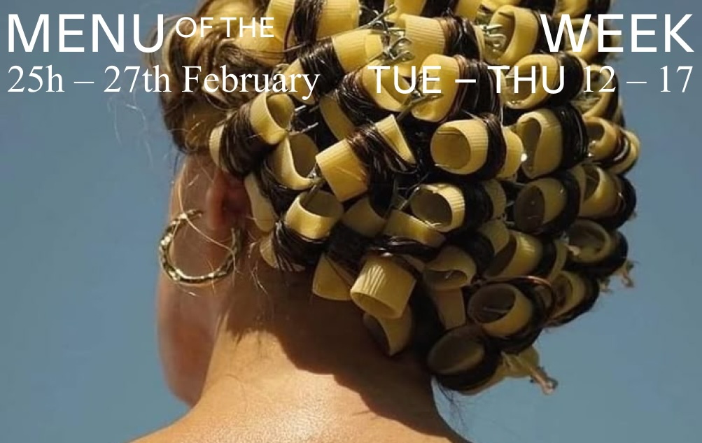 Hinterkopf mit aufgedrehten braunen Haaren, Rigatoni Nudeln statt Lockenwickler