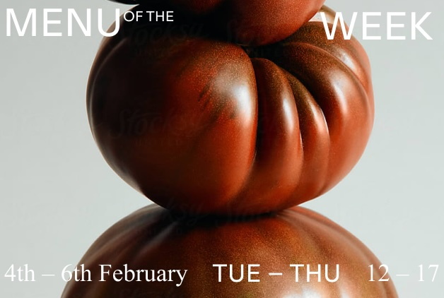 Nahaufnahme einer Fleischtomate auf einer spiegelnden Platte