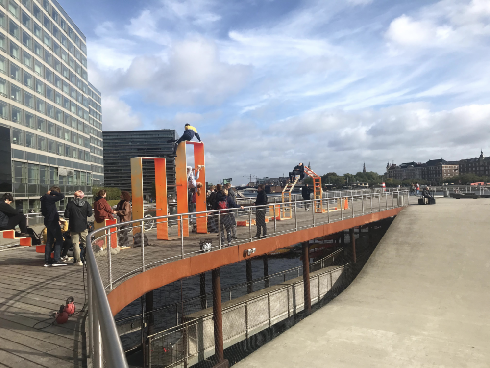 urbaner Spielplatz mit Menschen