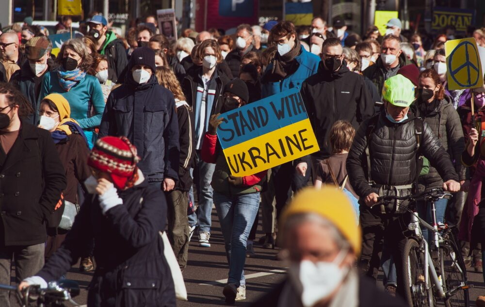 Menschen demonstrieren für Frieden in der Ukraine