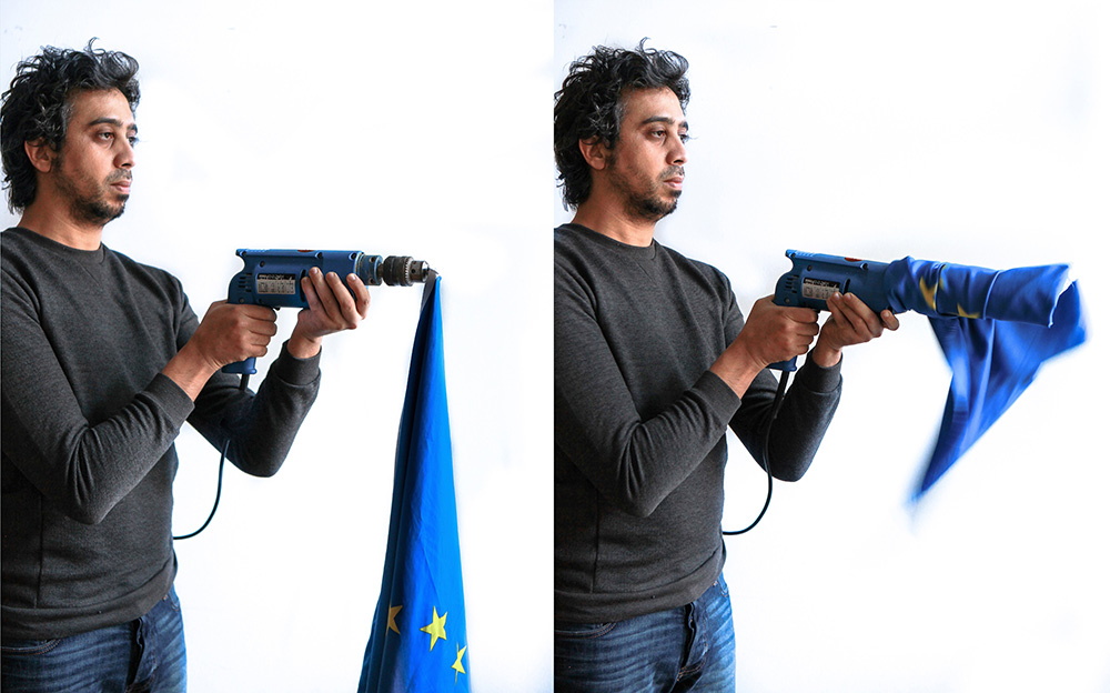 zwei Bilder nebeneinander, schlanker Mann mit kurzen schwarzen Haaren und ein bisschen Bart hält eine Bohrmaschine, an der eine Europa-Flagge baumelt; auf dem zweiten Bild hat er die Flagge mithilfe der Bohrmaschine aufgerollt