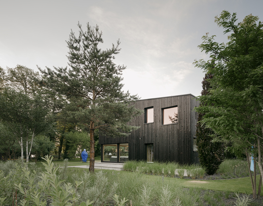 Holzhaus auf Wiese zwischen Bäumen