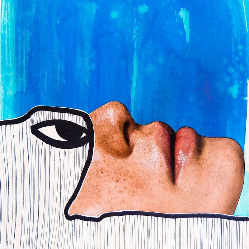Collage aus einem gezeichneten Auge und einem Foto mit weiblichem Gesicht, blauer Wasserfarbe-Hintergrund