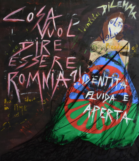 abstrakt gemalte Frau mit langen braunen Haaren, gelbem Oberteil und einem Rock aus dem Stoff der Roma Fahne, daneben Schrift "Cosa vuol dire essere Romnia?!"