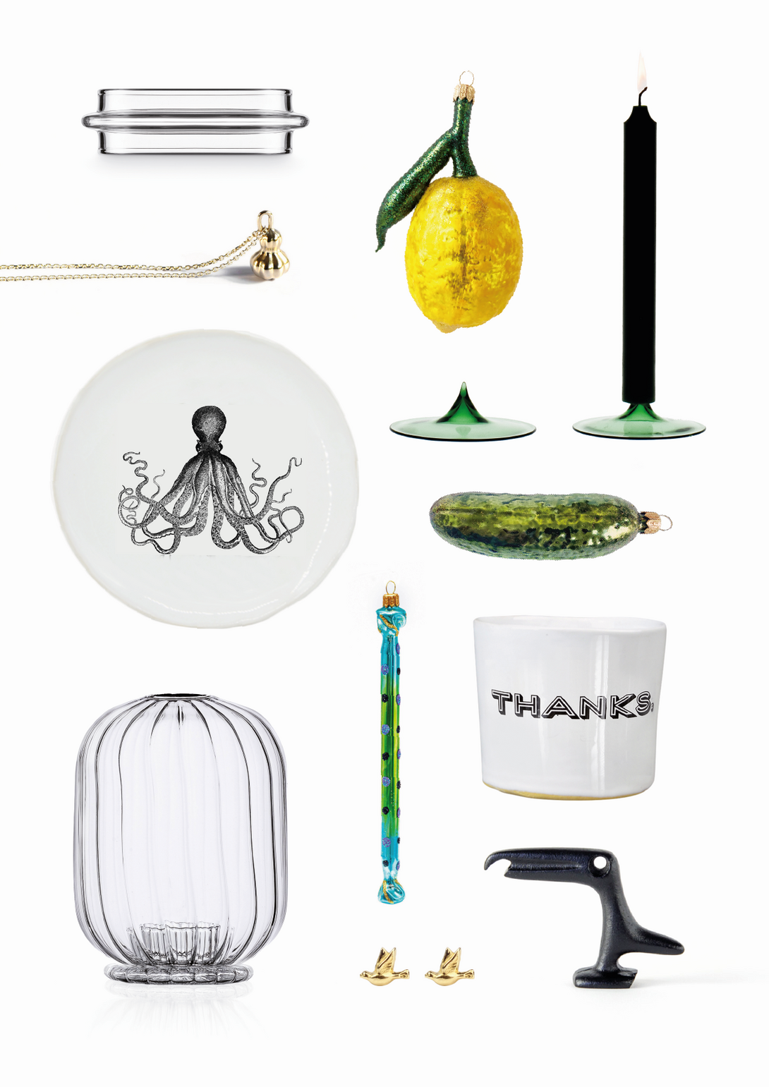 Auswahl kleiner Geschenke, vor weißem Hintergrund fotografiert, gläserne Dose und Vase, Glas-Zitrone als Baumschmuck, Porzellanbecher etc