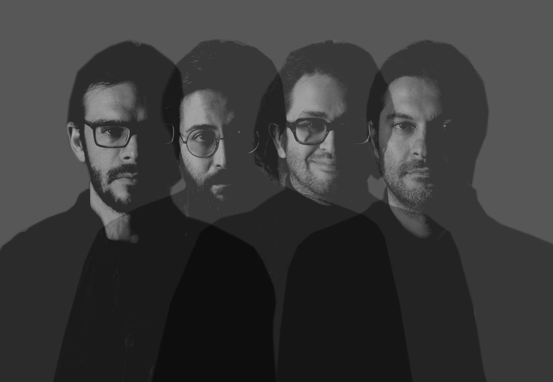 schwarz weiß Aufnahme von vier Männern, schwarz gekleidet, Fotografie künstlerisch montiert, verschiedene Ebenen sichtbar