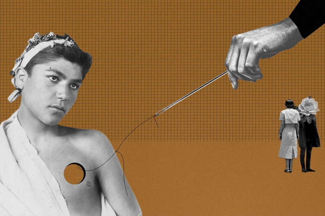 gemaltes Bild eines jungen Menschen mit einem Loch im Brustbereich, durch das eine Hand, die von oben rechts in das Bild hineinragt, einen Faden zieht, der an einer großen Nadel hängt