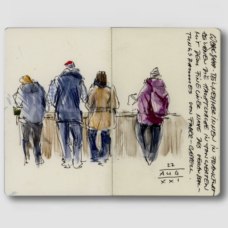 aufgeschlagenes Skizzenbuch mit aquarellierter Skizze, die vier Personen von hinten zeigt, an einer Mauer lehnend