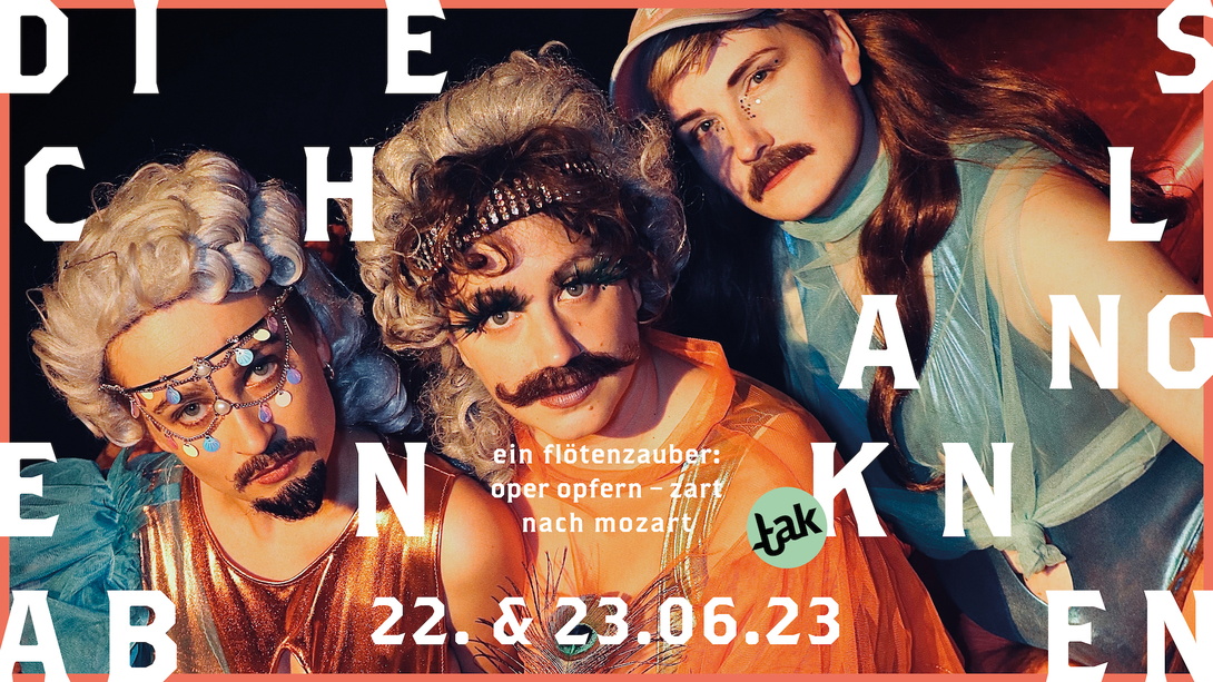 drei junge Fragen, maskiert mit Perücken und Schnurrbärten, bunt gekleidet