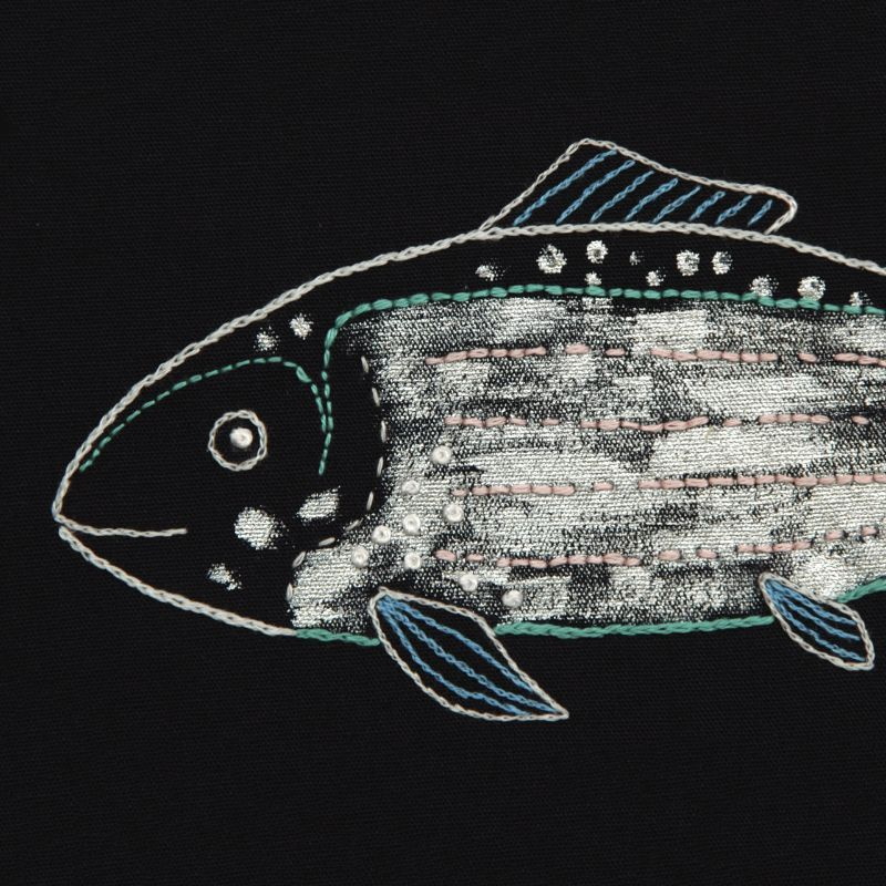 Stick- und Malarbeit, ein Fisch auf dunklem Grund