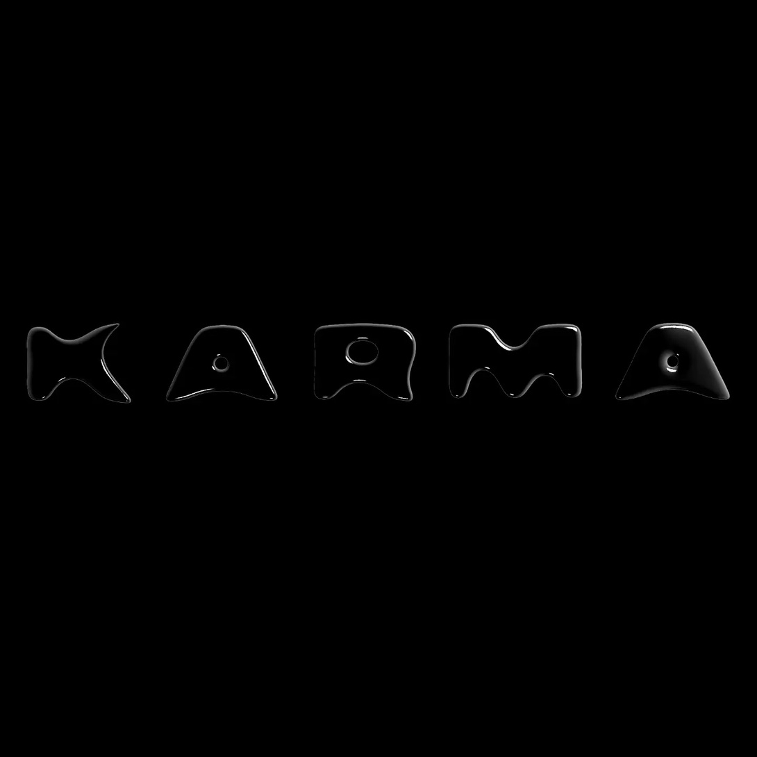 schwarze Schrift auf schwarzer Fläche: Karma