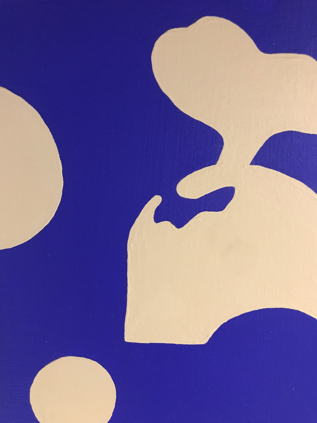 blaues Bild mit weißen organischen Formen