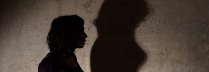 Schattenbild einer Frau vor einer Wand