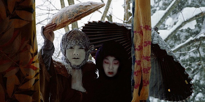 zwei Menschen in einem schneebedeckten Wald in Japan, asiatisch anmutende Gesichtszüge, beide weiß geschminkt