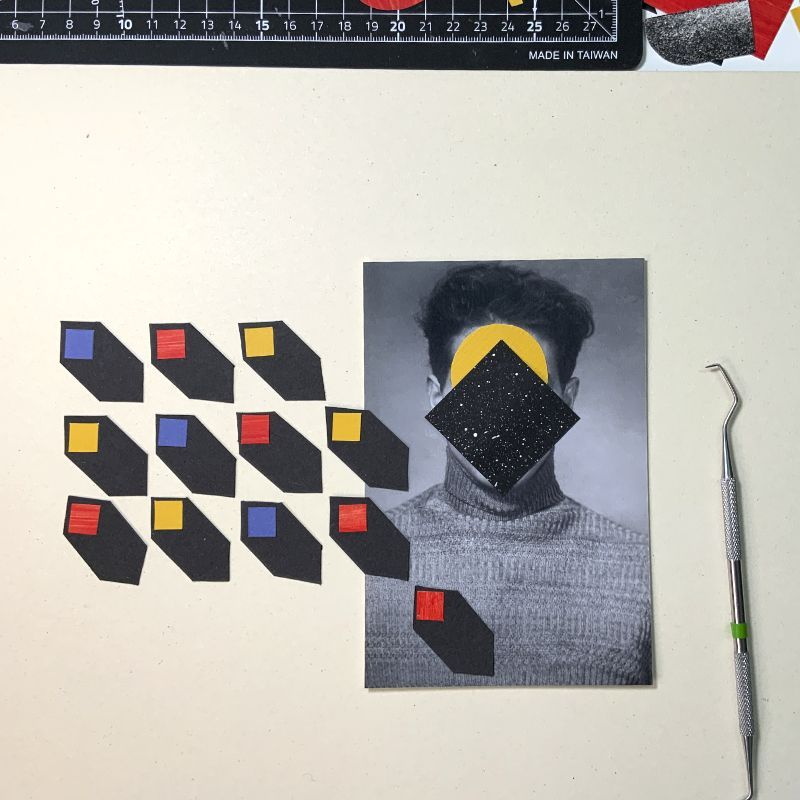 Collage aus Papier, ein Foto von einem Mann, das Gesicht verdeckt von einem schwarzen Viereck, daneben viele kleine bunte Vierecke