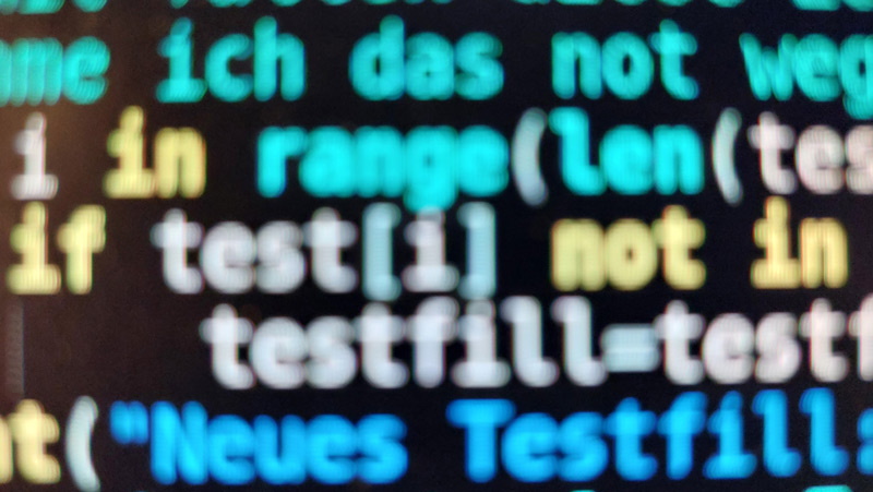 bunte nicht formatierte Computerschrift auf schwarzem Grund, vor allem das Wort test ist zu erkennen, insgesamt leicht unscharf