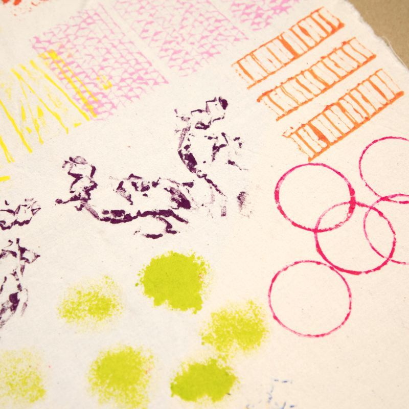 naturfarbenes Papier mit verschiedenen Drucktechniken, Kreise, Flecken, Muster in verschiedenen Farben