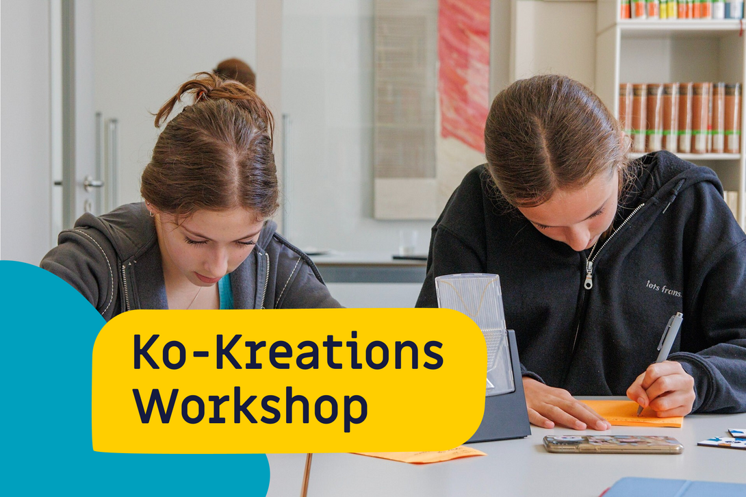 zwei Mädchen in Arbeit am Schreibtisch versunken, eine schreibt etwas auf, davor der Text "Ko-Kreations Workshops"