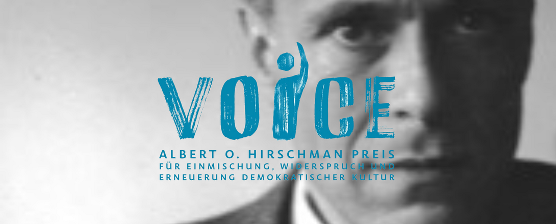 schwarz-weißes Porträt eines mittelalten weißen Mannes im Anschnitt, darüber der blaue Schriftzug VOICE Albert O. Hirschman Preis für Einmischung, Widerspruch und Erneuerung demokratischer Kultur