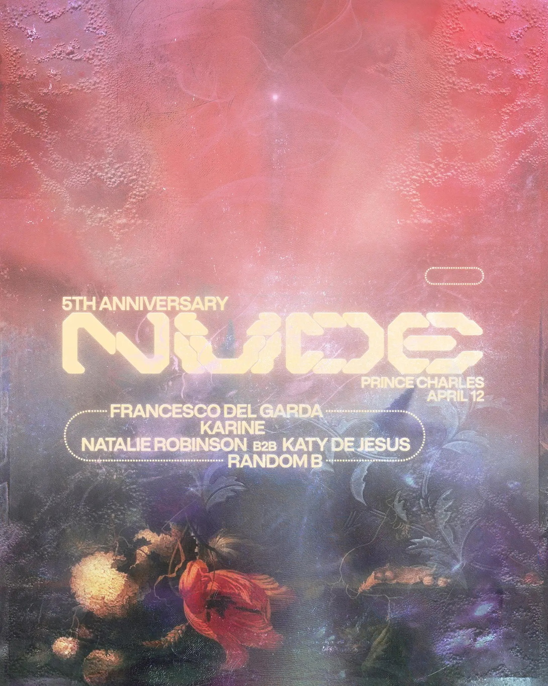 grafisches Poster, wirkt verrauscht, rosa Farbfläche, davor welkende Blumen, in weißen Lettern, die aus Formen bestehen NUDE