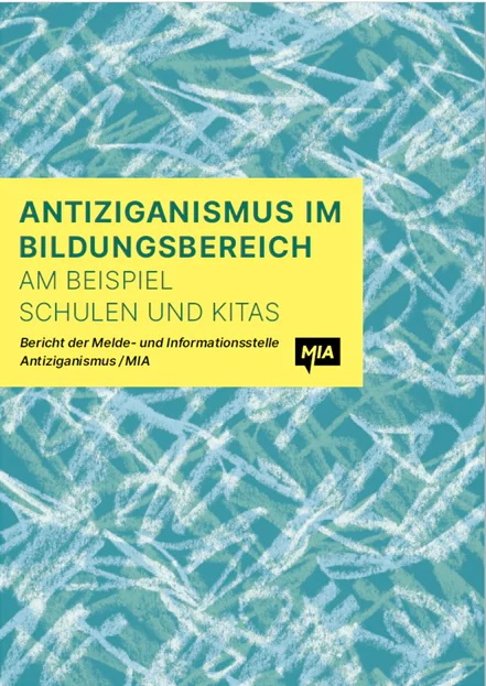 Fläche, türkis mit weißem Kreidemuster, darauf ein gelbes Rechteck, in dem der Titel der Studie steht in dunklem Blau-Grün und in Schwarz weitere Infos