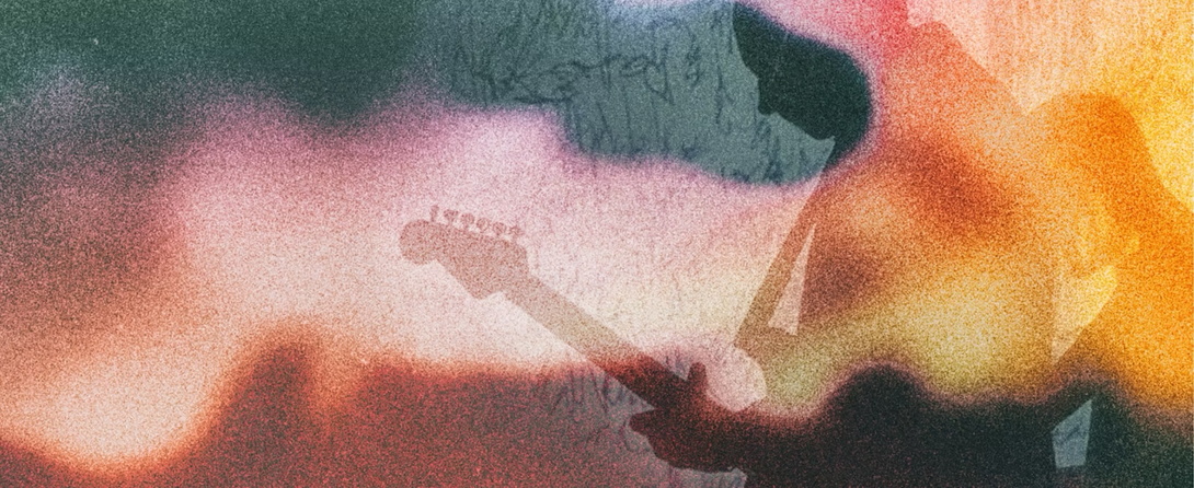 Schattenwurf eines Mannes, der Gitarre spielt, im Hintergrund ein zweiter Schatten, Licht in Rosa- und Gelbtönen wabert