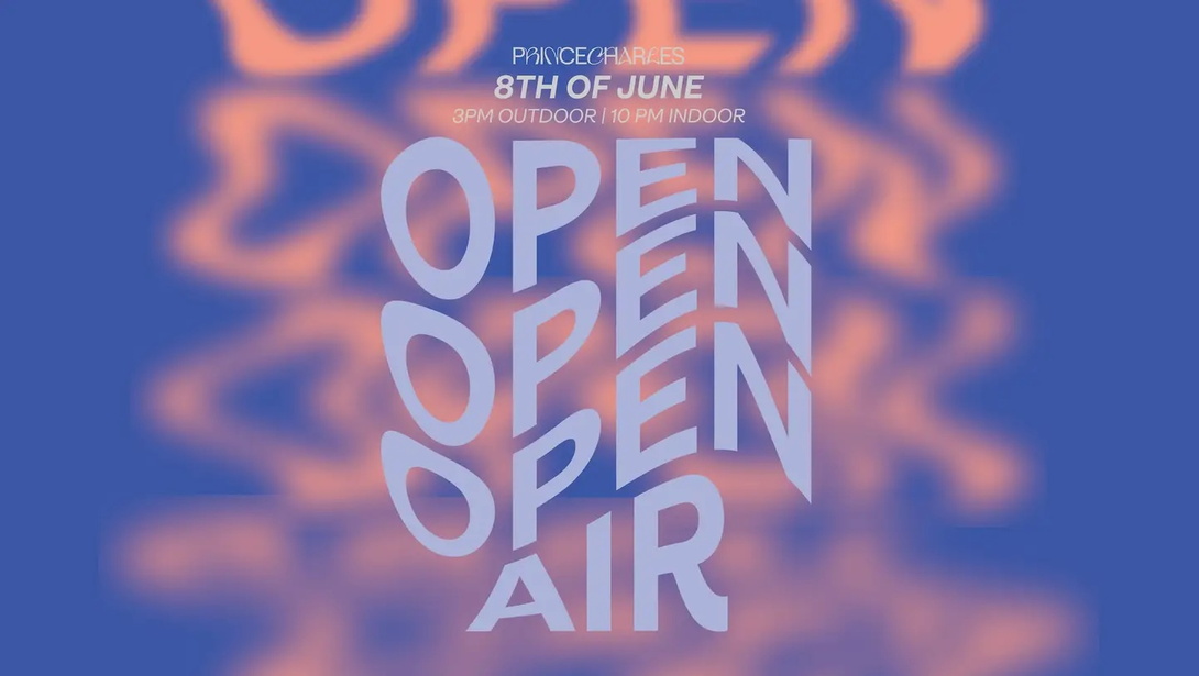 wellenförmiger Schriftverlauf in hell lila auf blauem Untergrund, Open Air