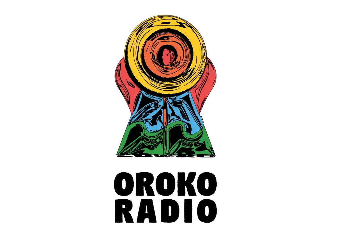 Logo Oroko Radio, gelb, rot, blau, grün, abstrakte Form eines Menschen