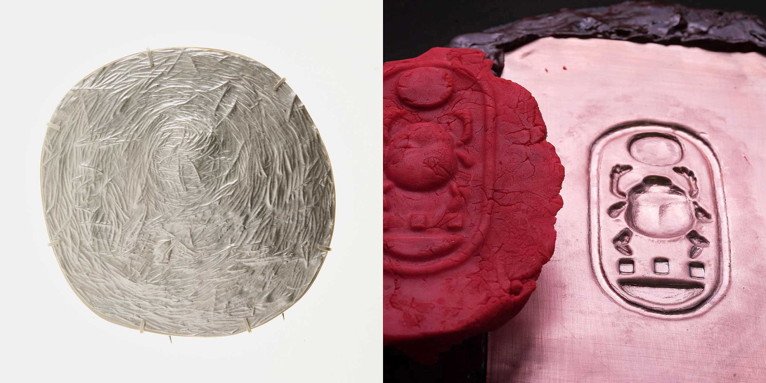 runde strukturierte Fläche aus Silber, daneben zweites Bild, roter Stempel und daneben ein rosafarbenes Metall, in das der Stempel abgedrückt wurde