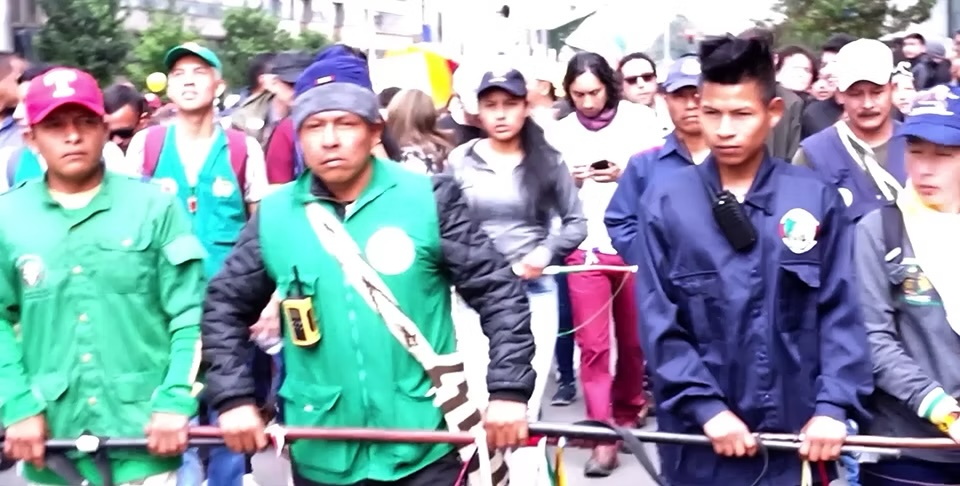schwarze Menschen in bunter Kleidung in einer Gruppe, die aussieht wie ein Protestzug oder eine Demo