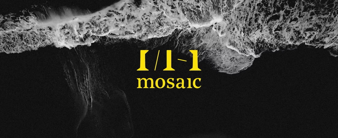 schwarz weißes Bild einer Welle, die am Strand ausläuft, von oben fotografiert, gelbe Lettern mosaic 