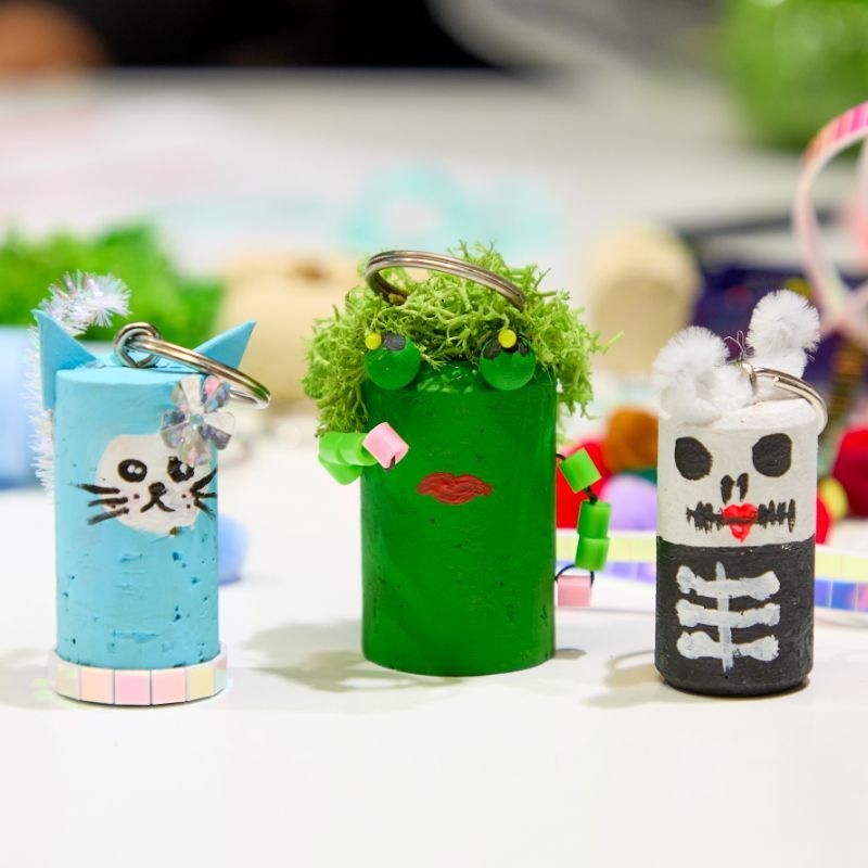 bunt angemalte Korken, mit Schlüsselring