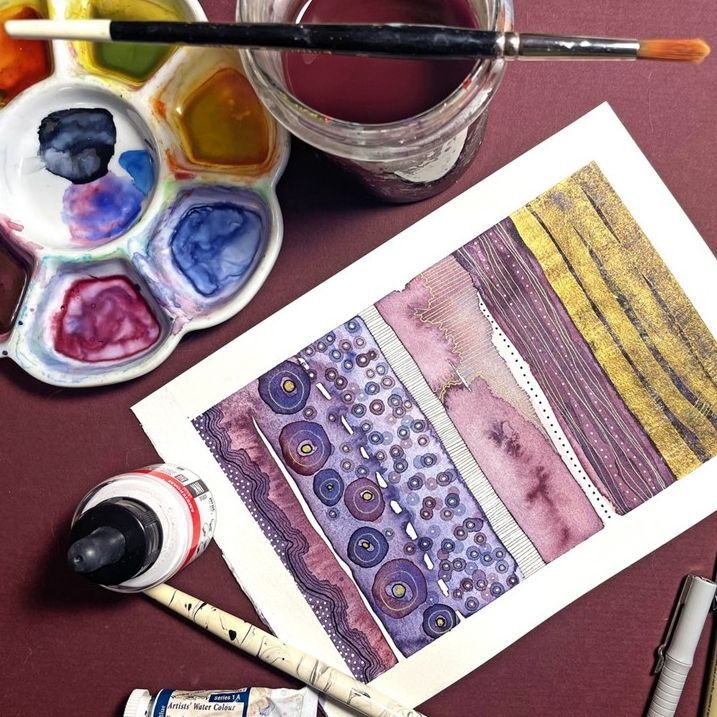 Wasserfarben mit Pinseln und ein fertig gemaltes Bild, auf einem weinrotem Hintergrund