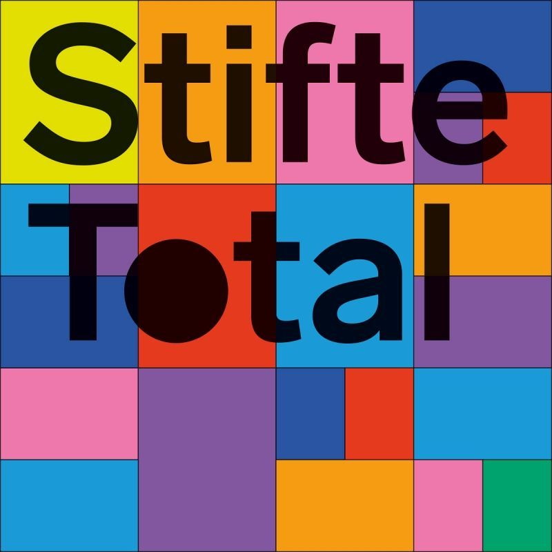 Grafik mit bunten Kästchen, darauf schwarze Lettern Stifte Total