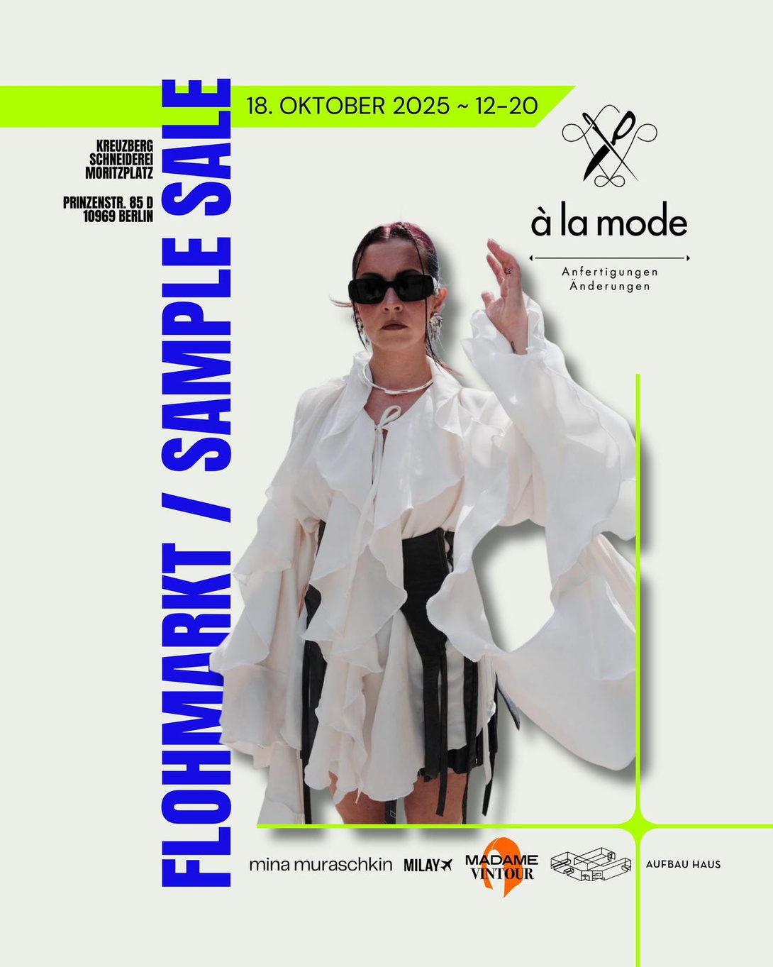 freigestelltes Foto einer jungen, schlanken Frau mit schwarzen, zurückgebundenen Haaren und großer schwarzer Sonnenbrille, sie trägt eine extravagante weiße Bluse mit vielen Rüschen und hebt den linken Arm, links in blauen Lettern Flohmarkt / Sample Sale