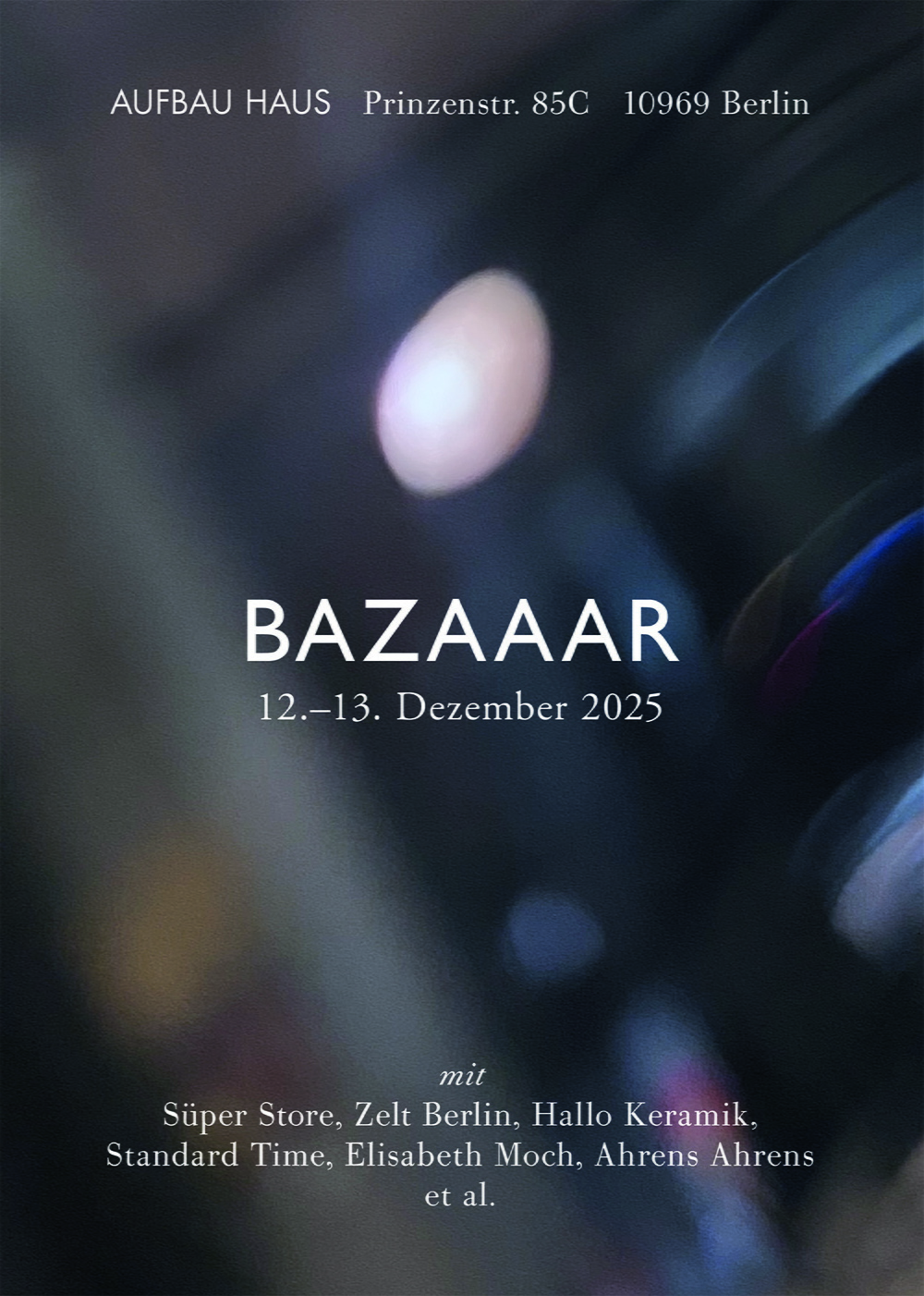 dunkles, verwischtes Foto einer Lichtquelle, davor die Buchstaben BAZAAAR