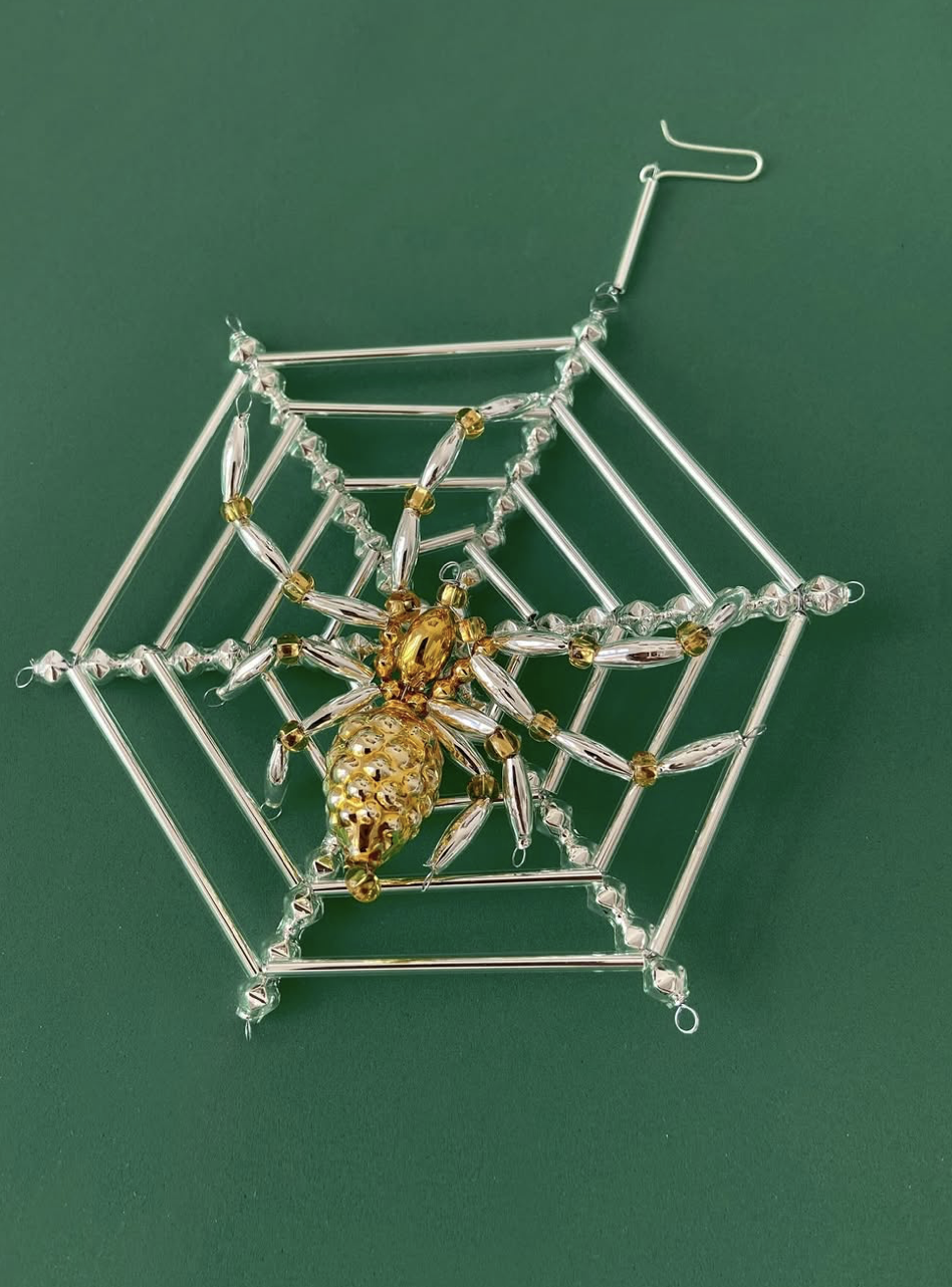 Ohrringe, eine goldene Spinne in einem silbernen Netz