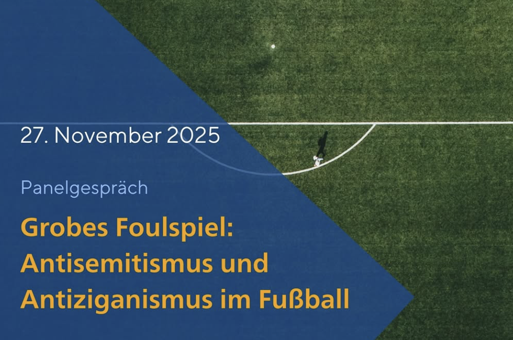 Grafik, rechts ein diagonal angeschnittenes Fussballfeld mit einem Spieler und einem Ball, aufgenommen aus der Vogelperspektive, links blaues Feld mit dem Veranstaltungstitel in gelber Schrift, darüber das Veranstaltungsdatum