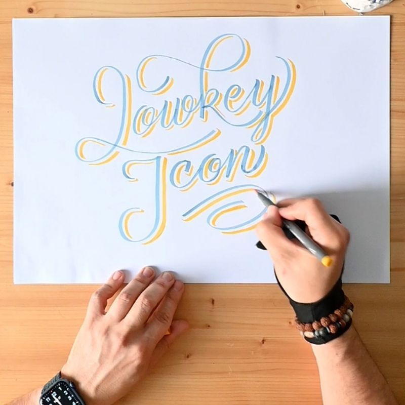 zwei Hände über einem weißen Blatt Papier, geschwungene Buchstaben Lowkey Icon