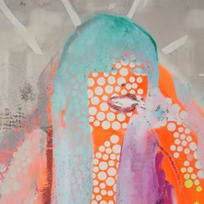 abstrakte, abgerundete Form in grellem Orange mit weißen Punkten, darüber Türkis