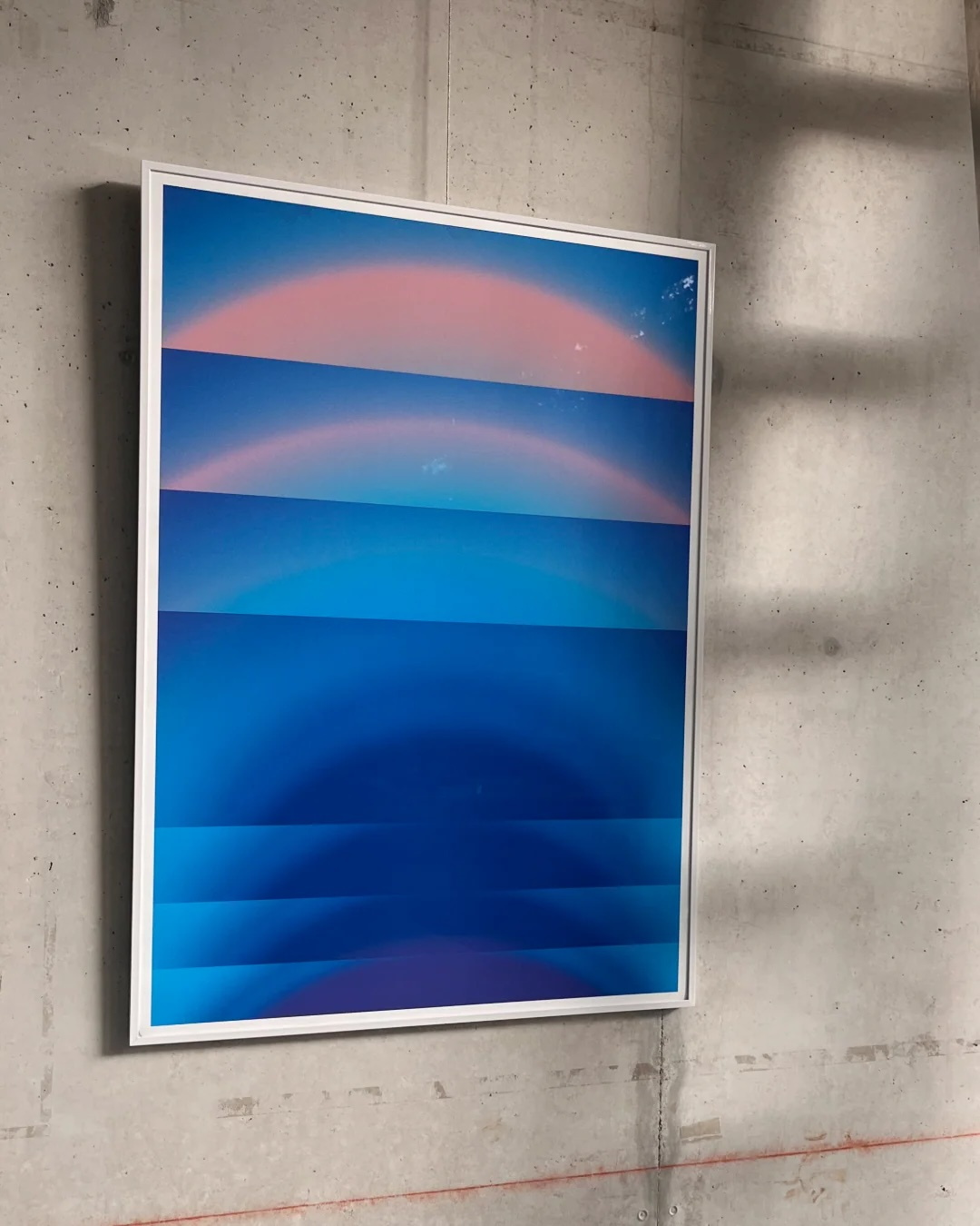 Bild mit der wiederholten Rundung eines Kreises in verschiedenen Blautönen