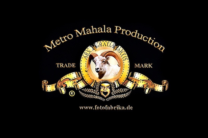 schwarzer Hintergrund, in der Mitte in Gold ein Logo mit einem Ziegenbock, darüber steht Metro Mahala Production, dem Logo eines großen Filmstudios nachempfunden