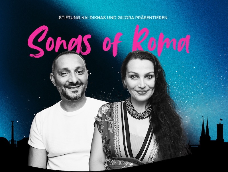 schwarz weiß Foto Aufnahme eines mittelalten Mannes im weißen T-Shirt mit sehr kurzen dunklen Haaren und Schnauzbart, daneben eine ähnlich alte Frau mit langen schwarzen Haaren in einem gemusterten Oberteil mit tiefem V-Ausschnitt, folkloristisch anmutend, nachtblauer Hintergrund, in pinken Lettern Songs of Roma