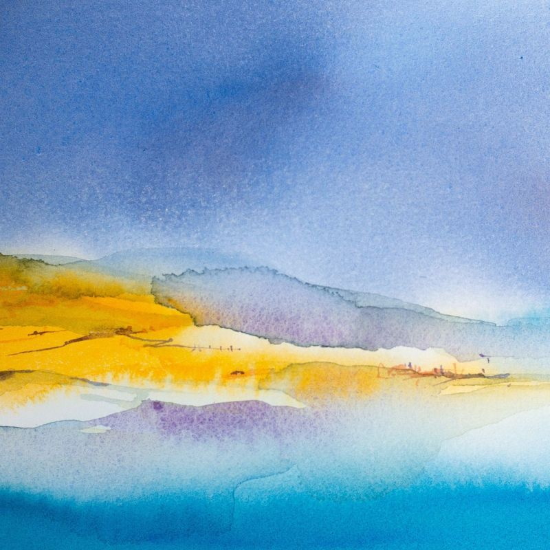 Aquarellbild mit fließenden Farben, macht den Eindruck einer Landschaft, gelber Strandbereich, blauer Himmel und Wasser